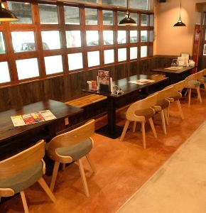 旨飯旨呑 楽々の店内